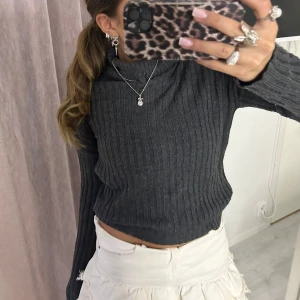 grå stickad tröja  - en grå stickad i storlek xs