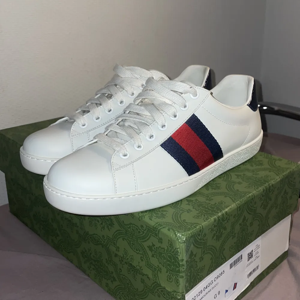 Gucci ace med blått snakeskin  Jag har 2 par, ena i storlek 43 och andra i 44, helt oanvända. Så skriv vilken storlek du vill ha😁. Skor.