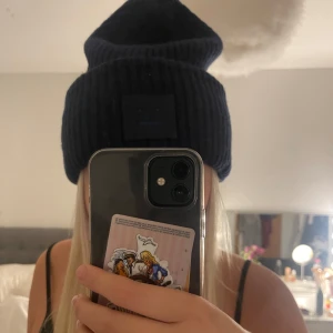 Mörkblå acnemössa - Super snygg och skön acne mössa i mörkblå!