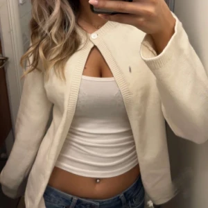 Kofta - Kofta ifrån Ginatricot i storlek XS, använd fåtal gånger och i super bra skick, köpt för 359kr i butik