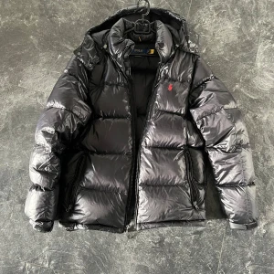 Ralph Lauren - En riktigt fet blank Ralph Lauren jacka i extremt bra skick! Den är använd i en vinter säsongen och är väl omhändertagen. Skicket är 9/10 Den köptes för 4 500 ordinarie pris.