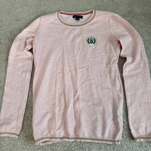 Tommy Hilfiger tröja - Tommy Hilfiger tröja i storlek XXS men är väldigt stretchig så passar även mig som är xs och s.