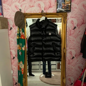Moncler tibb väst - Säljer denna sjukt snygga (one to one) tibb västen. Sparsamt använd i bra skick, nfc o qr fungerar, allt på bild och dustbag medföljer, priset ej hugget i sten, tveka inte på att höra av dig
