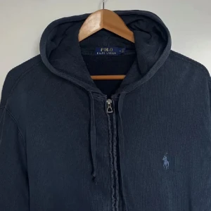 Ralph lauren hoodie - Hej, säljer min Ralph lauren hoodie då den inte kommer till användning. Vill bli av med en så snabbt som möjligt så kan gå ner lite u pris