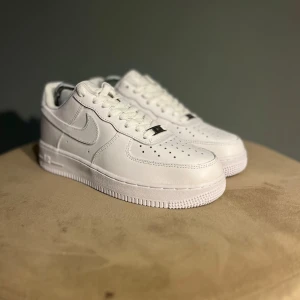 Nike airforce 1 - Hej, säljer nu mina Nike airforce one eftersom de är för små. De är aldrig använda, endast testade😃 storlek 41. Hör av dig om du har frågor eller vill ha fler bilder! Mvh Elliot