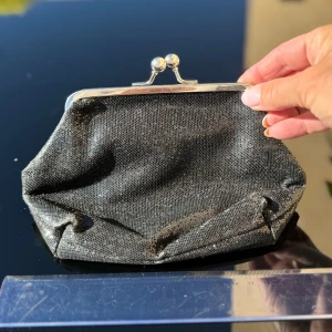 Svart kuvertväska med metallram - Svart liten glittrig kuvertväska /clutch med metallram och knäppe i silver. Perfekt för en kväll ute eller en fest. Mått - se linjal. Hämtas på Hägerstensåsen eller ök 🖤✨