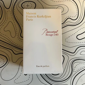 Baccarat Rouge 540 Eau de Parfum - Exklusiv parfym från Maison Francis Kurkdjian, Baccarat Rouge 540. Flaskan innehåller 70 ml av denna lyxiga doft. Förpackningen är elegant med guldiga detaljer och en stilren design. Tillverkad i Frankrike.