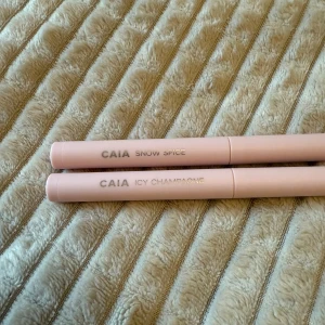 Ögonskuggspennor från CAIA - Två ögonskuggspennor från CAIA i nyanserna Snow Spice och Icy Champagne. Perfekta för att skapa en glittrande och elegant look. Pennorna har en smidig design som gör dem enkla att använda och bära med sig. Givetvis helt oanvända ! 