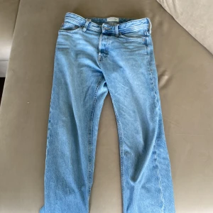 Ljusa jeans - Tjena! Säljer ett par jeans som är använda men fortfarande i bra skick! Det är storlek 28/32. Ljus blåa. Dem är från Jack and Jones.
