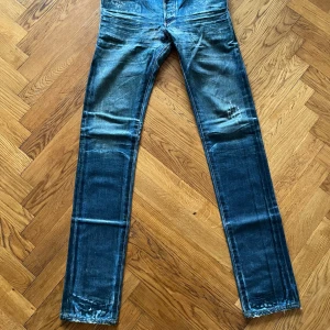Dior waxed jeans  - Dior waxed luster clawmark jeans. AW03, peaken av Dior Hedi Slimane eran. Den längre versionen av Diors Waxade jeans, stackar fint ✨Lätt reparerade i grenen, men syns inte när man har dom på sig. Riktig grail och mycket unika. Passa på! Mått: Midja: 42 cm, Utsida ben: 118 cm, Insida  ben: 93 cm. Storlek 30