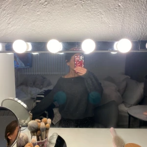 Mörkgrå stickad tröja - Säljer en mysig mörkgrå stickad tröja med en avslappnad passform. Tröjan har långa ärmar och har en bekväm off shoulder. Den är i storlek M men jag skulle säga att den passar XS-M