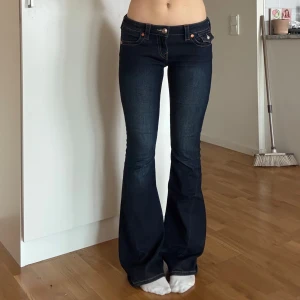 lågmidjade true religion jeans❣️ - True Religion jeans i modellen Joey, storlek w26. Köptes i höstas men i bra skick då jag inte användt dem så mycket!❤️Priset kan diskuteras, lägg prisförslag. Nypris 1299kr.