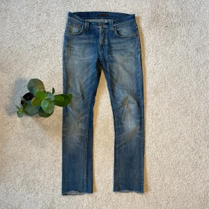  Nudie jeans Grim Tim - Feta Nudie Grim tim | skick 7,5/10 | storlek w 31 avklippta till L 32 | feta slipningar | nypris: 1600kr | vårt pris: 379kr | hör av er vid några funderingar😊// Torslanda closet 