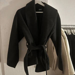Svart kappa från ONLY - Snygg svart kappa från ONLY med knytbälte i midjan💞💞