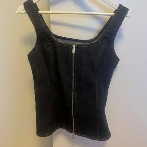 Denimtopp med dragkedja - Denimtopp med dragkedja från Zara. Helt ny och aldrig använd. Nypris 399. Storlek M men passar mig bra som också brukar ha S.