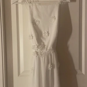 Vit klänning med blommiga detaljer - Elegant vit klänning