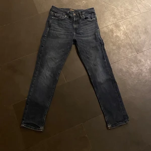 Mörkblå jeansbyxor - Snygga mörkblå Jack and Jones jeans storlek 28/30