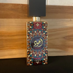 Lattafa Ajwad  - Lattafa Ajwad EDP Top notes fruity notes Middle notes rose, jasmin Base notes Vanilla, musk, amber cedar.   100ml ca 95% kvar!   Det är en fruktig, blommig, kvinnlig parfym!   Jag skickar samma dag om posten är öppen, annars skickar jag paketet direkt på morgonen! Gör allt jag kan för att ge snabb frakt!