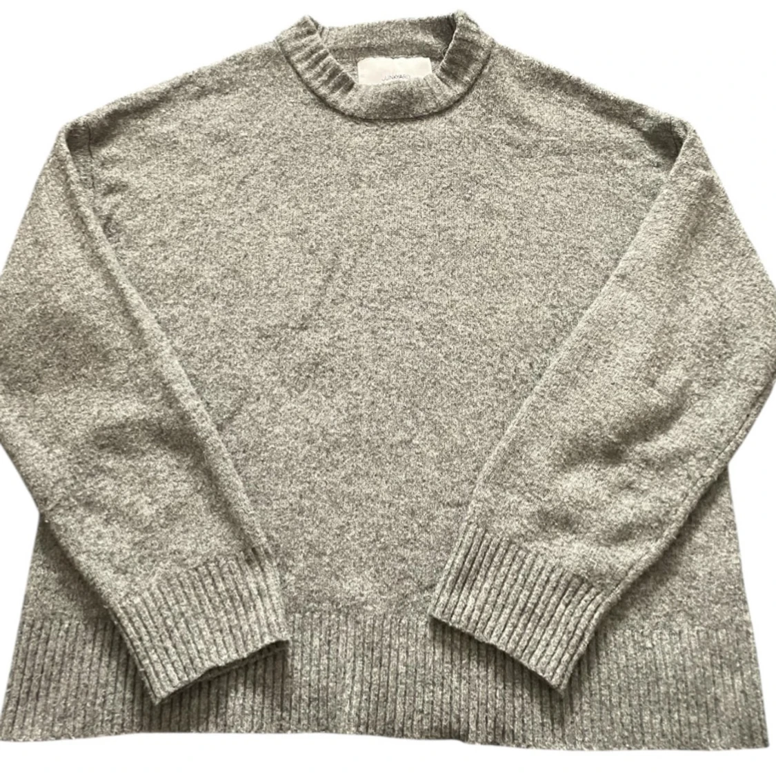 Grå stickad crewneck