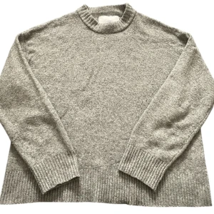 Grå stickad crewneck - Säljer denna junkjard tröjan passar lite oversized bra för en still ren still storleken är s men passar som en medium. Ganska så tjocktröja är perfekt att ha på en kall vårdag 