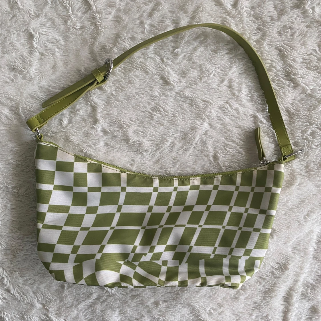 Grön och vit axelväska från Monki