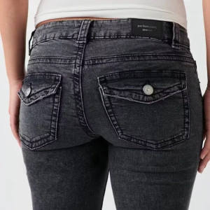 Svarta bootcut jeans från Gina - Svarta lågmidjade bootcut jeans från Gina med knappar på bakfickorna. Använda några gånger så i jättebra skick.🥰