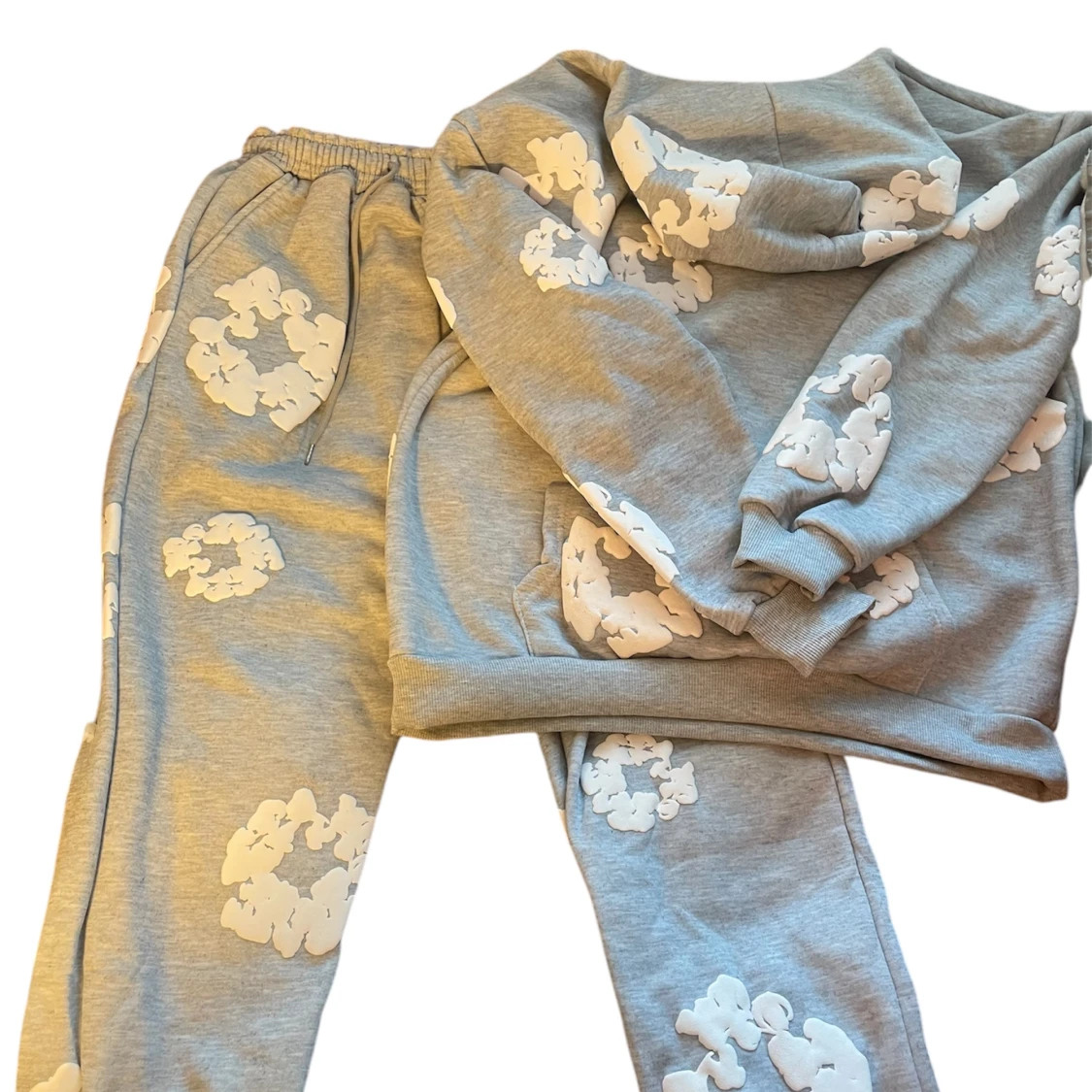 Grå hoodie och byxor från Denim Tears