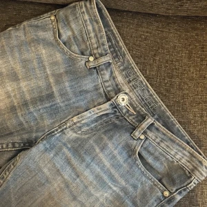 Diesel jeans - Jätte fina blå jeans från Diesel som tyvärr inte används då de ej passar. Lågmidjade och bootcut. Knappen sitter lite löst men inget som märks av när de används🩷passar storlekar 25-26.