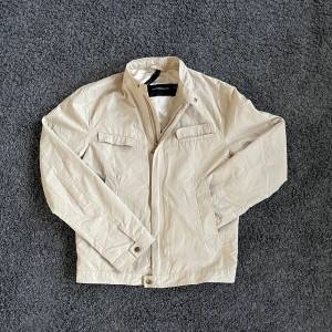 J.Lindeberg jacka - En snygg tunn J.Lindeberg jacka! Inga defekter, skick 8/10. Storlek S men passar XS. Hör av er vid minsta fundering!💫