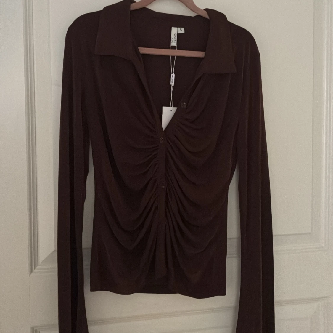 Brun långärmad topp med knappar - 1