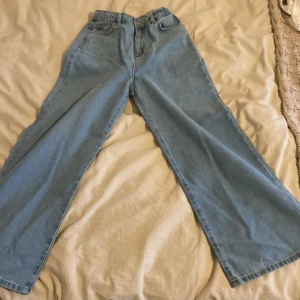 Blå wide/baggy jeans - Snygga blå wide jeans med hög midja. Perfekta för en avslappnad stil. Klassisk design med fem fickor och knappgylf.💙🩷