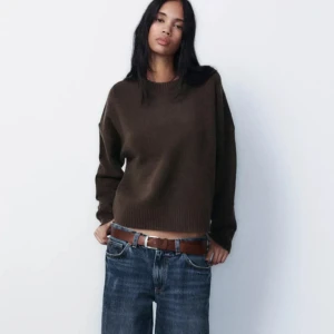 Brun stickad tröja från Zara - Säljer en stilren brun stickad tröja från Zara med lappar kvar (oanvänd). Nypris är 389kr💖