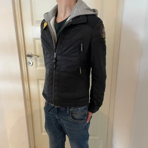 Parajumper  - Säljer en tvär fett parajumpers jacka i fint skick. Skick 8-10. Jackan har inga defekter | nypris runt 3-5 tusen | Tar även emot byten 🔃kan gå ner lite gran i pris vid snabb affär 🏬🤳vid mer eventuella eller om ni vill ha mer bilder kontakta gärna oss 