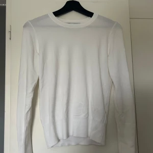 Tunnstickad tröja - Säljer denna fina tunnstickade tröja från Zara💝💝 Den är i bra skick! Se på sista bilen för de guldiga detaljerna vid ärmarna. 