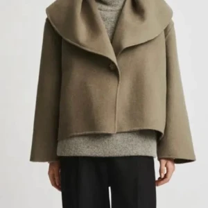 Beige/grön kappa med stor krage från stylein - Säljer en stilren beige kappa med en stor, elegant krage. Jackan har en lös passform och är perfekt för höst och vår. Den har långa ärmar och stängs med en knapp framtill. Perfekt för att hålla sig varm och snygg under kyligare dagar. Aldrig använd med prislapp kvar, storleken s. Nypris 5000. Kan gå ner i pris vid snabb affär!