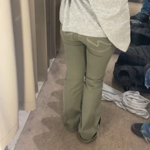 Olivgröna bootcut jeans - Säljer slutsålda jeans från nelly, med bootcut-stil och dekorativa sömmar på bakfickorna. Köpte jeansen för cirka en månad sen, de är för långa för mig och därför säljer jag dem. De har en liten fläck på låren som man inte märker, tror till och med de går bort i tvätten. kom privat om du vill veta mer!💗pris kan diskuteras.