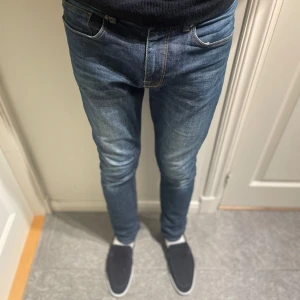 Slim jeans - Hej! Säljer nu dessa slim jeans. Mycket bra skick utan defekter. Modellen på bilden är 187. Snygg och fräsch färg som passar till det mesta. Hör av dig vid frågor eller funderingar!