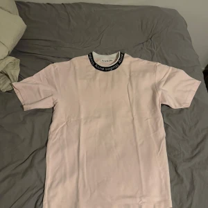 Acne studios t shirt - Hej jag säljer min fina acne studis t shirt som är oversized. Den är Väldigt ljus rosa nästintill vit och är i storlek xs men passar s/m även large