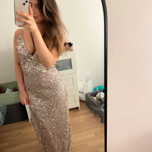 Glittrig långklänning med paljetter - Lång paljettklänning som är så otroligt glamorös och chic!! Denna har jag tyvärr aldrig fått tillfälle att använda och kunde inte skicka tillbaka då jag drog av prislappen. Perfekt för bröllop, fest, bal och andra event, skulle passa så fint till bal nu när de är balsäsong oxå. Köpt på Zalando för över 1500 kr. Skicka iväg ett bud så kommer vi överens!!❤️🌹
