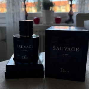 Dior Sauvage elixir - Dior Sauvage elixir (100 ml)  Säljer en dior Sauvage elixir 100 ml, endast testad en gång och i nära nyskick. Både flaska och förpackning är i perfekt skick. Vid frågor eller intresse, tveka inte att höra av dig! 