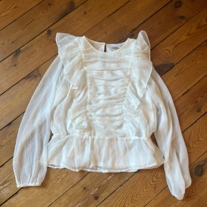 Gullig vit blus från Lindex💕 - En gullig vit blus från Lindex i storlek 152 men passar även xs/s. Passar perfekt till ett par jeans eller kostym byxor. Aldrig använt! Hör av dig vid intresse!💕