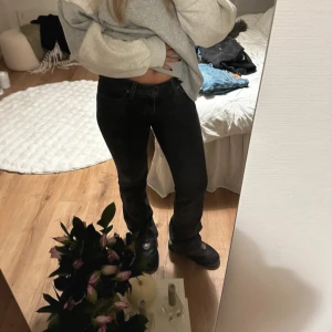 Svarta jeans från Levi's - Säljer ett par svarta Levi's jeans i modellen Superlow Boot. De har en låg midja och en bootcut-stil som ger en snygg siluett. Storlek 27/32, använda 1 gånf