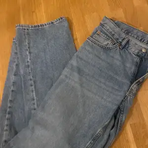 Säljer ett par klassiska blå jeansbyxor med fickor och knappgylf. De har en rak/baggy passform och är perfekta för en avslappnad stil. Passar till det mesta och är ett måste i garderoben. 