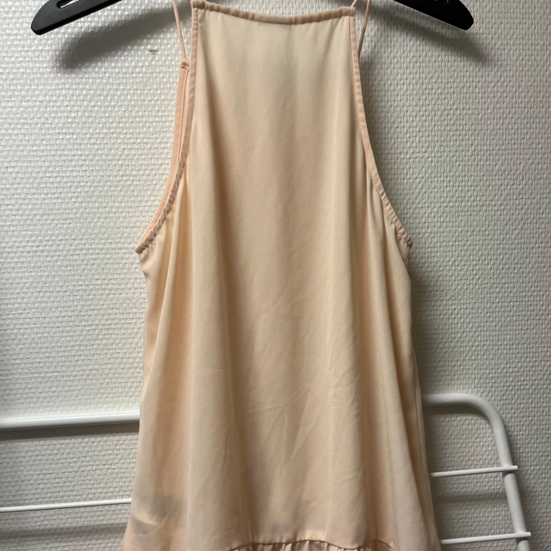 Beige/rosa volanglinne från Gina Tricot - 1