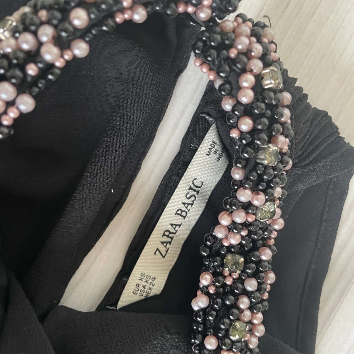 Svart ärmlös topp med pärldetaljer - 4