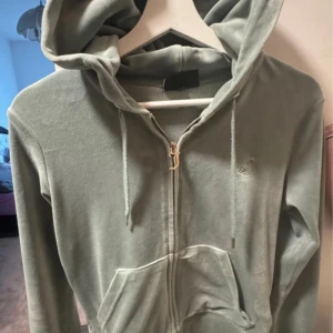 Juciy sett  - Säljer detta supersnygga Juciy sett pågrund av att det inte kommer till användning❤️ Koftan stl= S pris = 500 Byxorna stl = XS pris = 400 Priserna kan dock diskuteras och sänkas ❤️