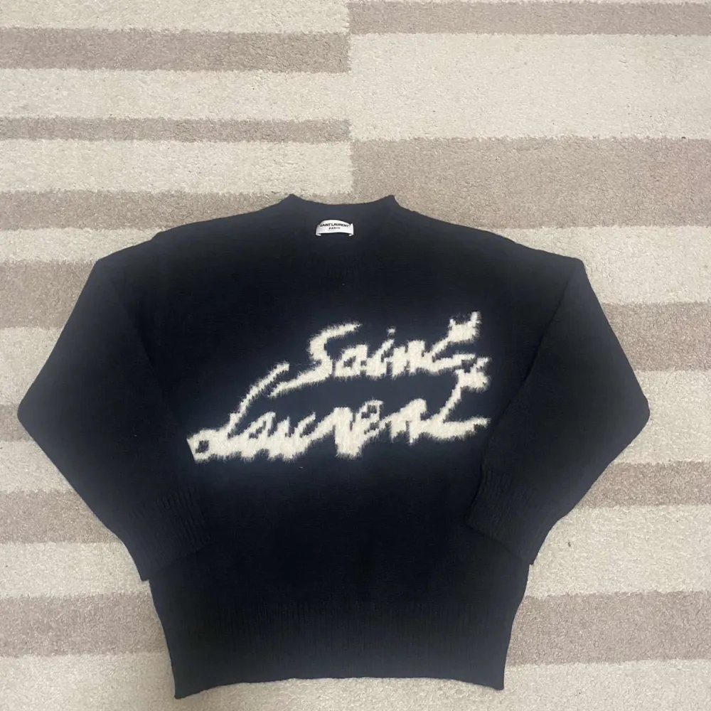Ysl sweatshirt, helt ny med tags, säljer för att den var för liten för mig. Helt ny aldrig använd, inget spår av användning. Tveka inte med att slänga iväg ett sms, passar storlek S och M. Neuleet.