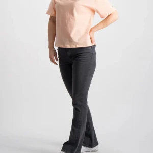 Gina tricot young bootcut jeans stl 152 - Jeans i bra använt skick. Low waist, bootcut. Knappar på insidan för att justera midjan. Storlek 152. 