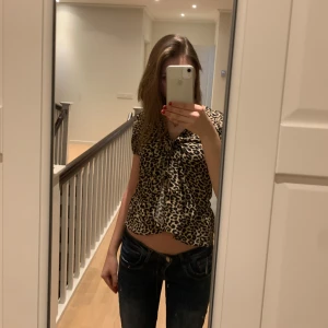 Leopard blus - Säljer min supersnygga leopard tröja jag köpte för ett tag sedan då den tyvärr inte kommer till användning. Den är figursydd med en volangdetalj som man knyter där fram. Endast använd ett fåtal gånger och är i jättebra skick! Kommer inte ihåg storleken men skulle säga att den motsvarar XS/S 💘