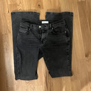 Snygga bootcut jeans! - Snygga jeans från gina med en femficksdesign! De har tyvärr blivit lite för stora och de är använda, har lite slitage vid slutet av jeansen men är verkligen perfekta!